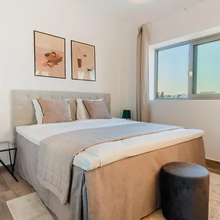 Delightful And Ideally Planned Holiday Studio With Balcony All Yours *